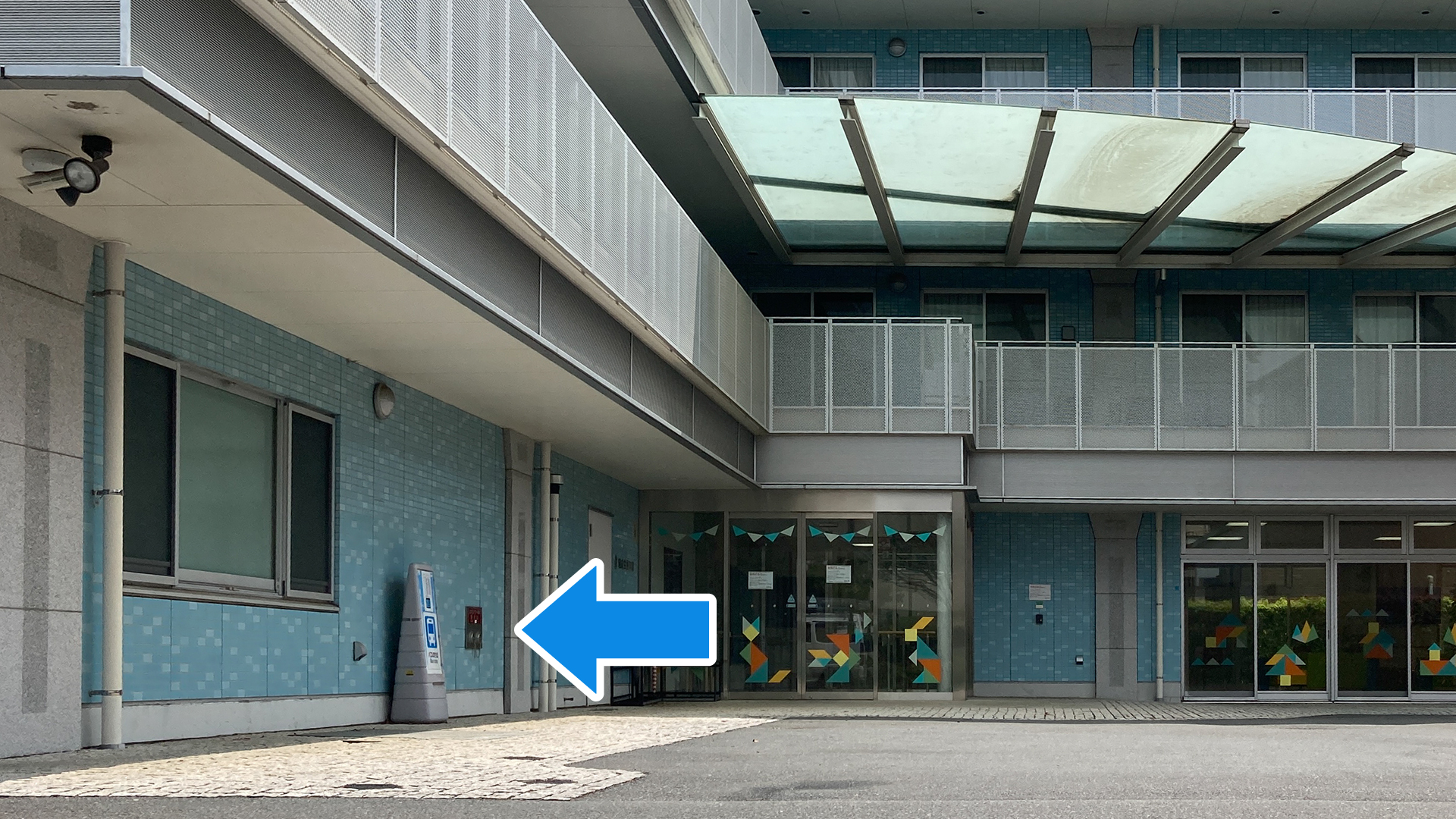 緑成会整育園側のシャトルバス停留所